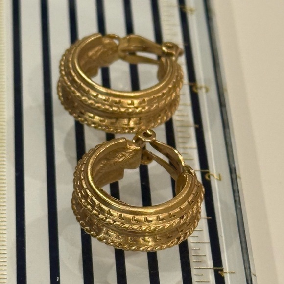 Oscar De La Renta vintage beautiful gold hoop clip earring’s - Picture 1 of 13